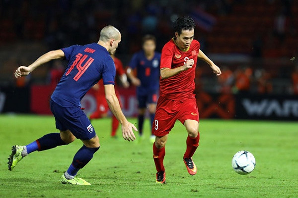 Khác với sự chặt chẽ như nhiều người nghĩ, trận đấu giữa đội tuyển Việt Nam và Thái Lan đã sôi nổi ngay từ những phút đầu. Nếu may mắn hơn trong pha dứt điểm ở giây 18', Văn Toàn đã "gieo sầu" cho "đàn voi chiến". Ảnh: Zing