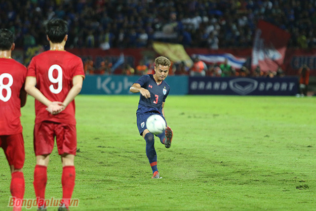 Theerathon thực hiện cú sút phạt hàng rào ở cự ly gần nhưng không thể qua được pha bật nhảy chính xác của đội tuyển Việt Nam. Ảnh: Bongdaplus