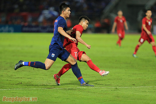 Cũng từ pha leo biên phối hợp với đồng đội, Văn Thanh có pha dứt điểm nhưng chưa đủ độ hiểm để hạ thủ môn Thái Lan. Ảnh: Bongdaplus