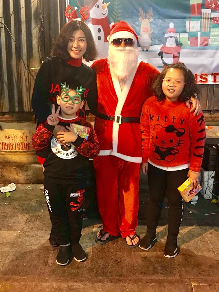 Bạn bè, người thân và xã hội, nhất là cộng đồng thể thao đã chung tay giúp Trang có thêm kinh phí để điều trị, chống chọi lại bệnh hiểm nghèo. Dù có thời điểm bệnh đã thuyên giảm, Huyền Trang có thể đi chơi cùng gia đình, thậm chí nghĩ tới một công việc để có thu nhập nuôi các con nhưng trở về bên gia đình chưa được bao lâu, cựu VĐV thế giới này lại đón nhận hung tin khiến ai nghe cũng phải đau lòng thay.