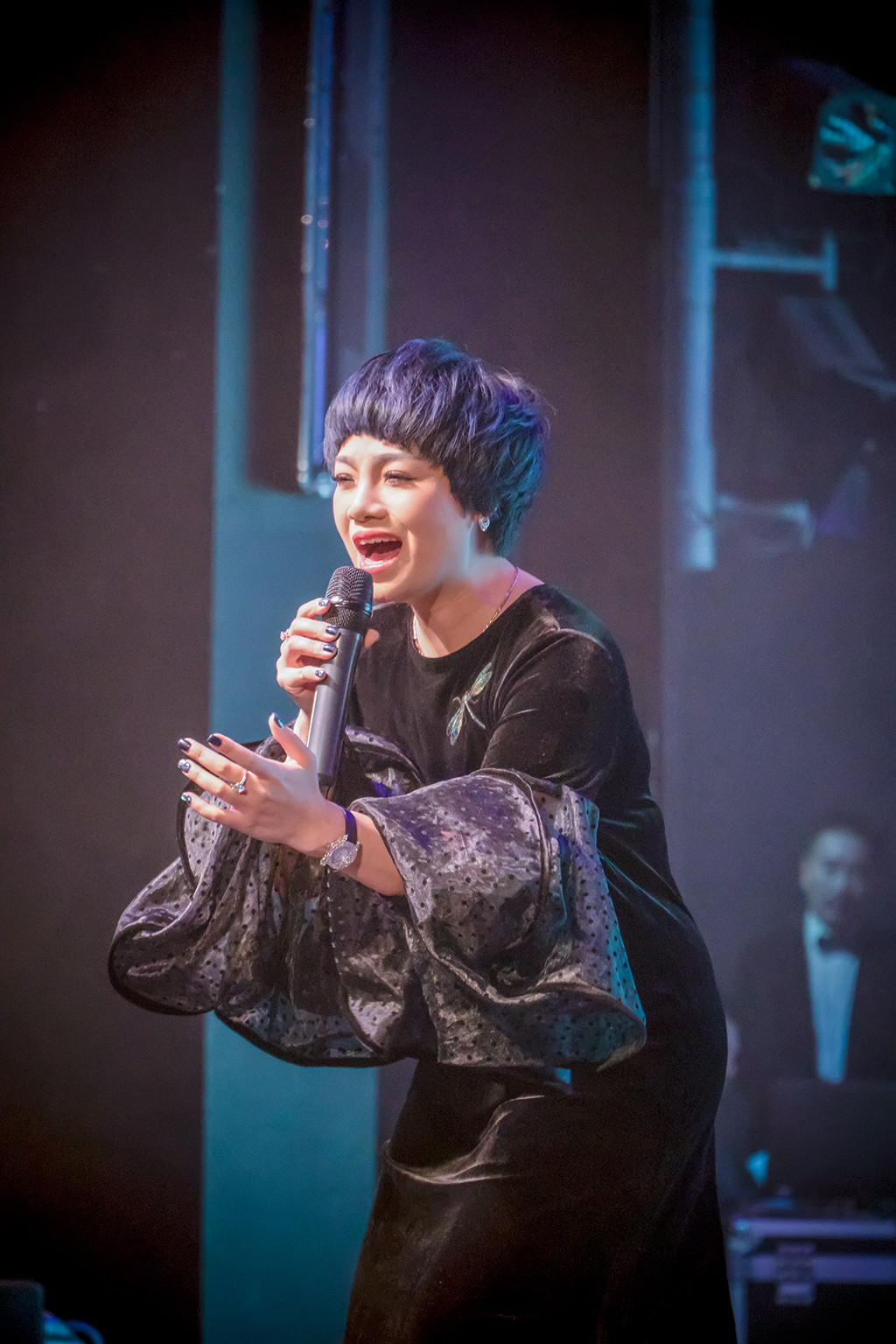 Ngoài ca sĩ Ngọc Khuê sự kiện được ở trời Âu này còn có NSƯT Tố Nga, ca sĩ Minh Quân, ca sĩ trẻ Nhã Thanh, nghệ sĩ hài Đỗ Duy Nam.