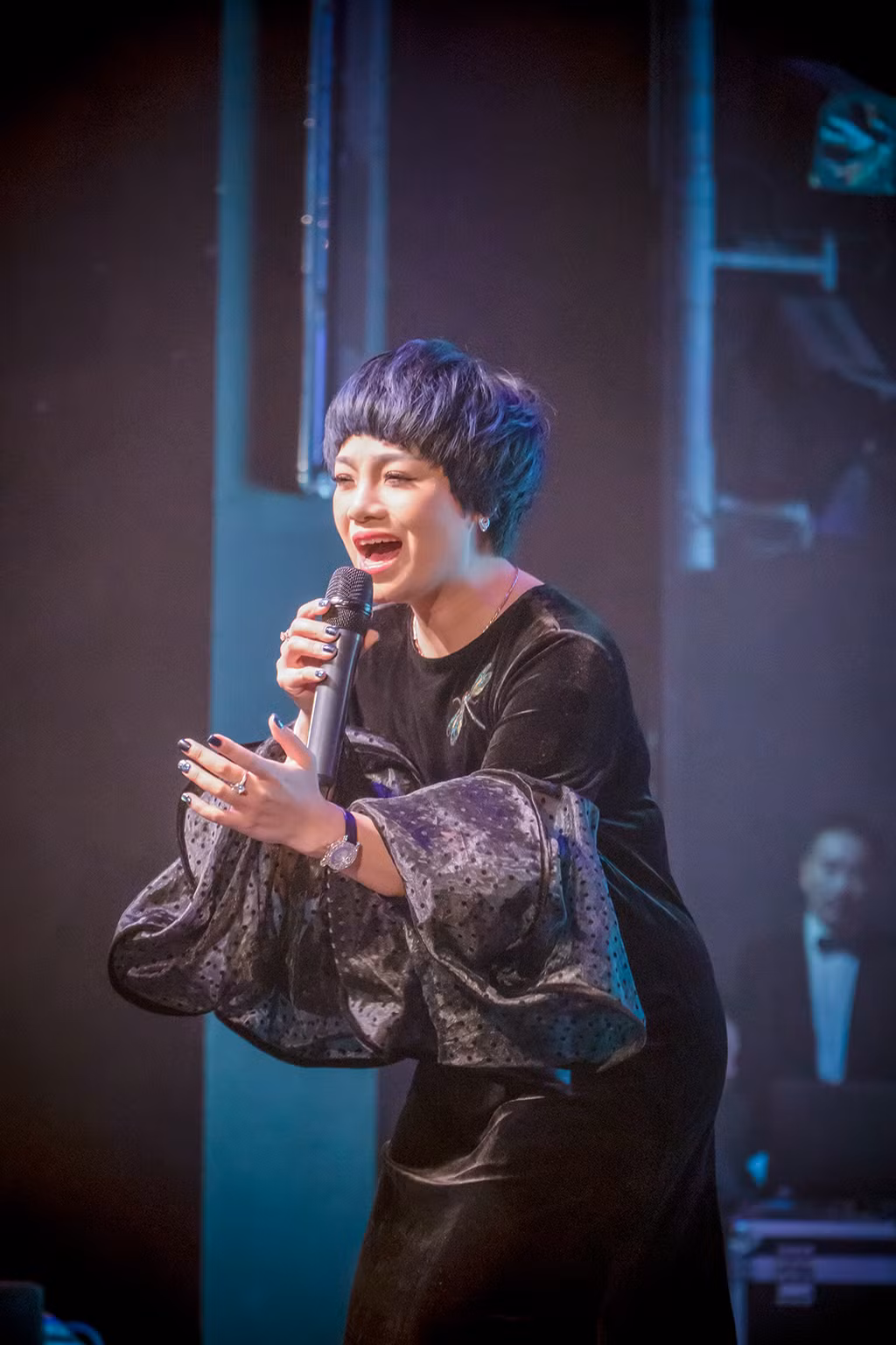 Ngoài ca sĩ Ngọc Khuê sự kiện được ở trời Âu này còn có NSƯT Tố Nga, ca sĩ Minh Quân, ca sĩ trẻ Nhã Thanh, nghệ sĩ hài Đỗ Duy Nam.