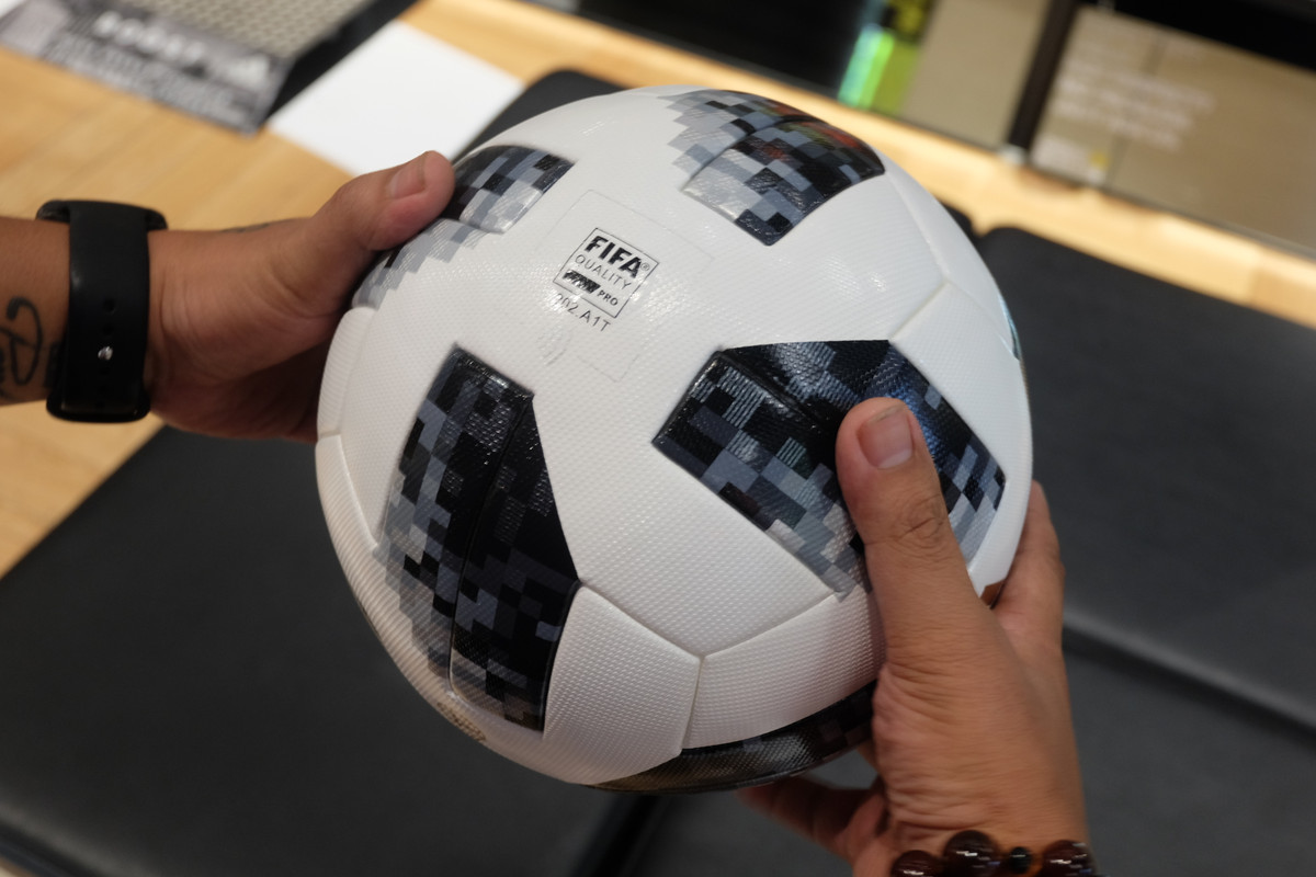 Còn với người dùng, thông qua ứng dụng trên smartphone, họ sẽ biết những thông số về trái bóng mình đang sở hữu như tốc độ bóng lăn, lực sút của cầu thủ, quảng đường di chuyển và tốc độ bay trên không.