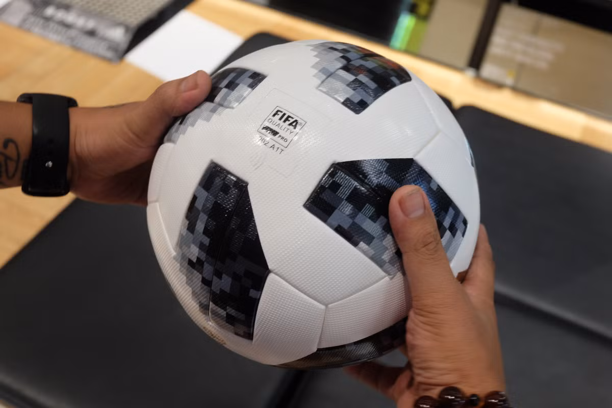 Còn với người dùng, thông qua ứng dụng trên smartphone, họ sẽ biết những thông số về trái bóng mình đang sở hữu như tốc độ bóng lăn, lực sút của cầu thủ, quảng đường di chuyển và tốc độ bay trên không.