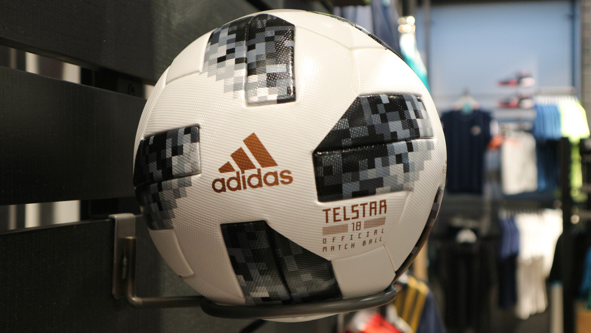 Với người dùng iPhone, Telstar 18 chỉ tương thích với iPhone 7 và thiết bị chạy iOS 11 trở lên. Người dùng cũng phải sử dụng ứng dụng giao tiếp NFC của bên thứ ba do hệ điều hành này không hỗ trợ.