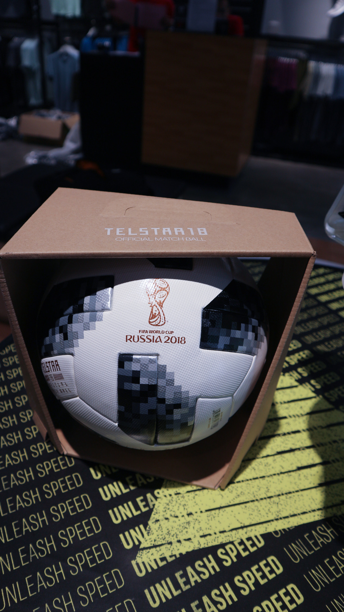 Dựa trên kiểu dáng của quả bóng Telstar được sử dụng vào năm 1970. Với sự kết hợp giữa màu trắng làm nền chủ đạo kết hợp cùng những họa tiết 6 cạnh màu đen, phần màu trắng và đen được tạo nên bởi các phần làm mờ theo dạng điểm ảnh pixel, trái bóng World Cup 2018 mang tên Telstar 18.