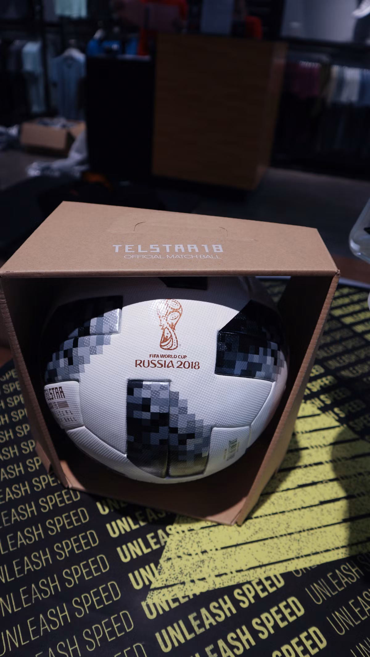 Dựa trên kiểu dáng của quả bóng Telstar được sử dụng vào năm 1970. Với sự kết hợp giữa màu trắng làm nền chủ đạo kết hợp cùng những họa tiết 6 cạnh màu đen, phần màu trắng và đen được tạo nên bởi các phần làm mờ theo dạng điểm ảnh pixel, trái bóng World Cup 2018 mang tên Telstar 18.