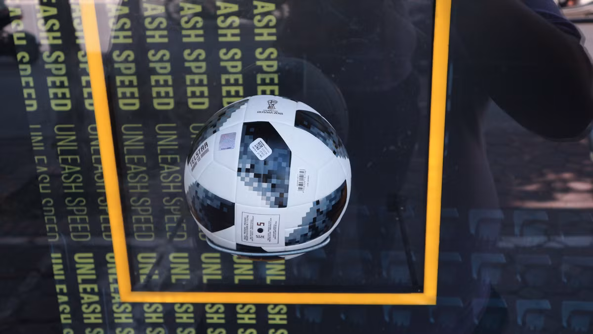 Với Telstar thi đấu chính thức có gắn NFC hiện có giá 3.200.000 đồng c còn với bản không có chíp NFC là 650.000 đồng.