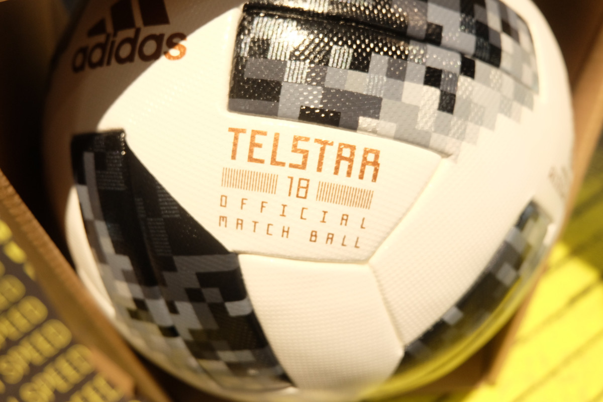 Cận cảnh những họa tiết trên trái bóng Telstar gây sốt thị trường Việt.