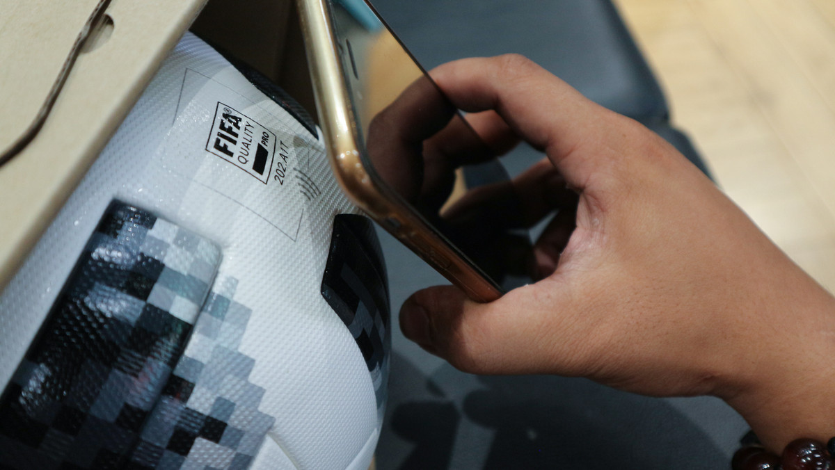 Hình test thử công nghệ NFC trên trái bóng thi đấu chính thức World Cup tại Nga sắp tới.