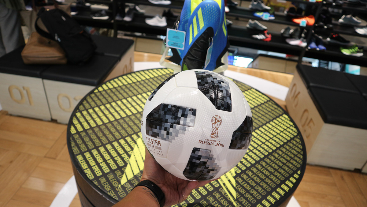 Điều đặc biệt khiến trái bóng Telstar 18 được đặc biệt chú ý đó là bên trong quả bóng được gắn 1 chip NFC giúp các trọng tài có thể tương tác với trái bóng thông qua các thiết bị thông minh.