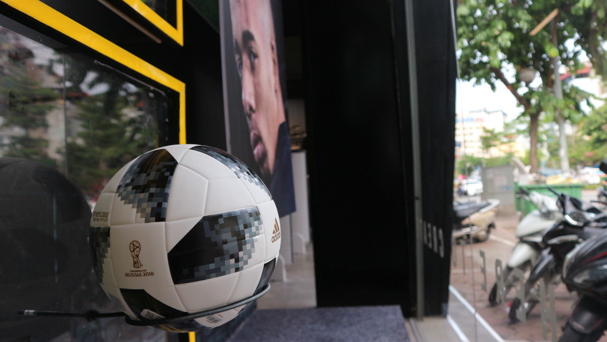 Trái bóng Telstar đã phải trải qua một loạt các thử nghiệm nghiêm ngặt trên cả ba lục địa, ở nhiều độ cao và các mức nhiệt độ khác nhau, từ dưới mức đóng băng tới hơn 100 độ C. Thậm chí nó đã bị bắn ra khỏi một khẩu súng, vào thẳng một bức tường kim loại hàng ngàn lần với vận tốc hơn 50km/h.