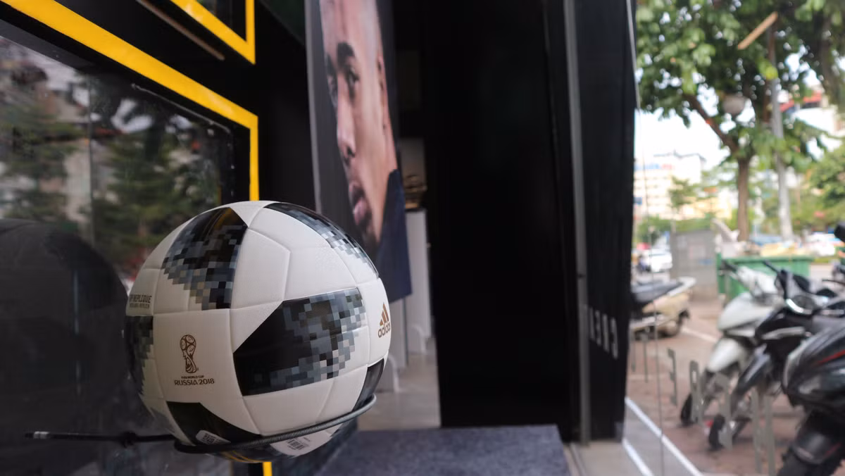 Trái bóng Telstar đã phải trải qua một loạt các thử nghiệm nghiêm ngặt trên cả ba lục địa, ở nhiều độ cao và các mức nhiệt độ khác nhau, từ dưới mức đóng băng tới hơn 100 độ C. Thậm chí nó đã bị bắn ra khỏi một khẩu súng, vào thẳng một bức tường kim loại hàng ngàn lần với vận tốc hơn 50km/h.