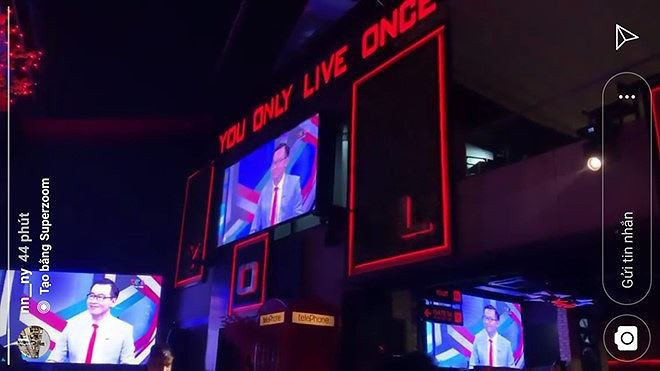 Nguyên Nguyên - bạn gái cầu thủ Minh Vương - chia sẻ bức ảnh cho thấy cô theo dõi trận tứ kết thông qua màn ảnh nhỏ. Sau cuộc đối đầu với đội tuyển Jordan, 9X từng động viên bạn trai: "Cứ cố gắng thôi, đừng cúi đầu, mọi nỗ lực sẽ được đền đáp và may mắn nhất định sẽ mỉm cười với bạn. Quan trọng là hàng triệu con người Việt Nam vẫn luôn yêu thương bạn".