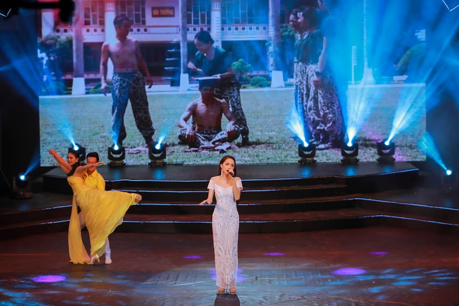 Mong muốn hướng đến một hình ảnh mới lạ, trưởng thành, Hương Giang Idol đã trải nghiệm các chương trình huấn luyện bộ đội đặc công tại Lữ đoàn Đặc công 113 (Vĩnh Phúc).