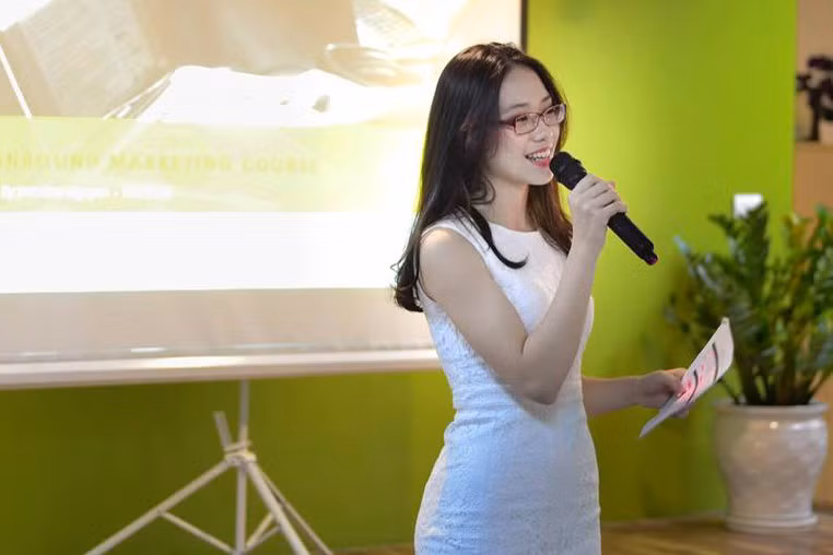 Trong các bức ảnh được tân hoa khôi Duyên dáng Ngoại thương chia sẻ tại Facebook, cô luôn nở nụ cười rạng rỡ.