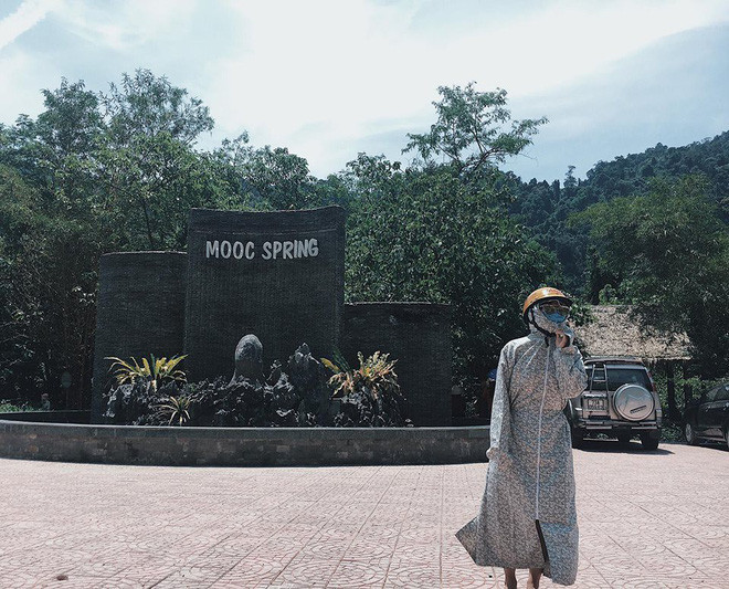 Chính vì thế, thay vì chê hội ninja đi đứng ngang ngược thì các chị em cũng sắm ngay 1 "set đồ thần thánh" gồm khẩu trang và áo chống nắng, ngoài ra còn các món phụ trợ như kính đen, váy chống nắng, găng tay.