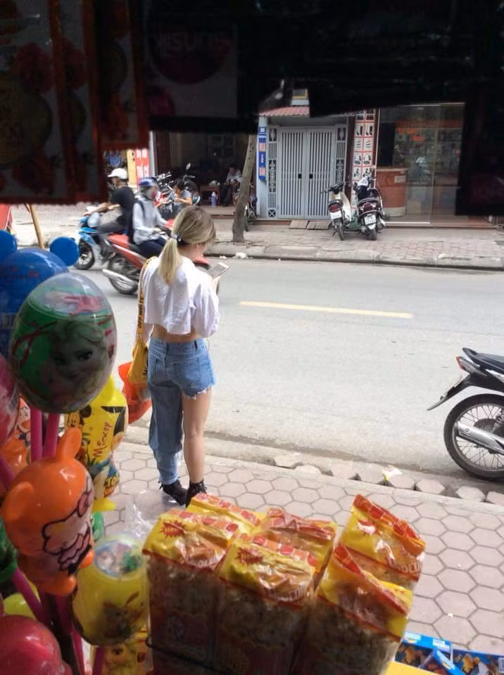 Mới đây trên mạng xã hội, thời trang quần què được tiếp tục nhắc tới khi những bức ảnh về cô gái hồn nhiên mặc chiếc quần chẳng giống ai tự tin bước xuống phố.