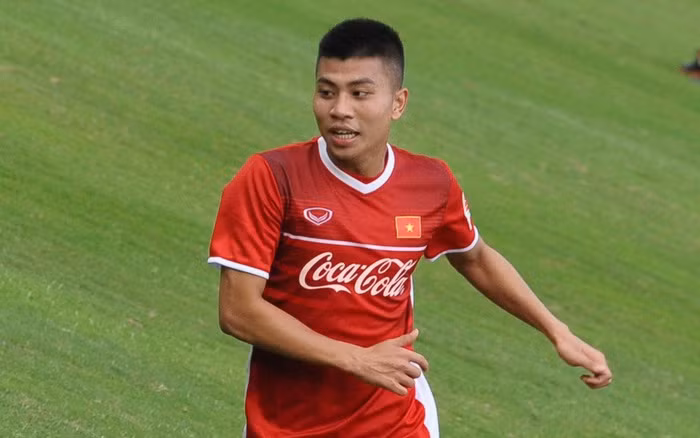 Quang Hải sẽ chơi bên phía cánh phải, còn cánh trái nhiều khả năng sẽ là Đinh Thanh Bình - tiền đạo trẻ khá toàn diện của CLB Viettel với thể hình, khả năng đột phá và dứt điểm đều được đánh giá cao.