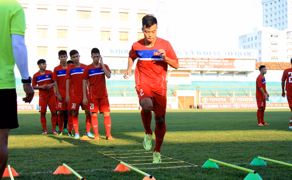 Thay vào đó, người chơi ở hàng lang cánh trái sẽ là cầu thủ trẻ của SHB Đà Nẵng: Thanh Thịnh.
