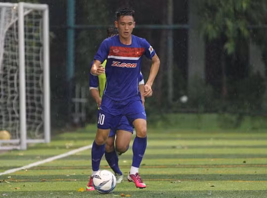 Đá cặp với Thành Chung sẽ là Tấn Sinh, một cái tên còn khá mới nhưng đã để lại dấu ấn của mình ở tuyển U23 Việt Nam bằng bàn thắng vào lưới Đài Loan (Trung Quốc) trong trận đá tập diễn ra cách đây chưa lâu.