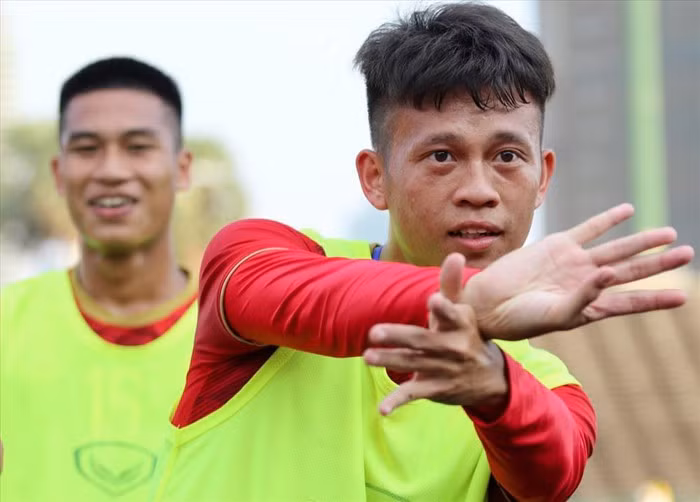 Trong khi Hoàng Đức sẽ là người phân phối bóng cho tuyến trên thì Thanh Sơn sẽ là người thi đấu thấp hơn và thiên về khả năng điều tiết nhịp độ trận đấu.