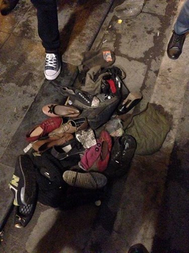 Hãy đảm bảo những vật dụng các nhân của mình thật chắc chắn và được định vị trên người của bạn khi tham dự lễ hội thu hút hàng ngàn người này.