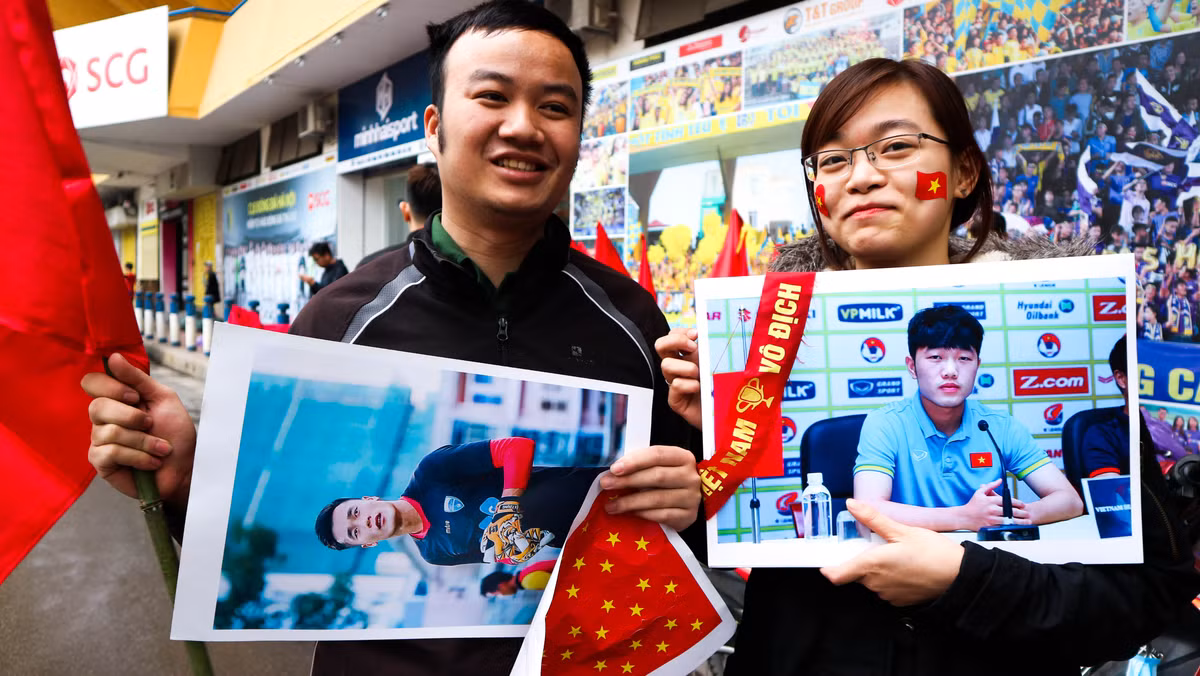 Những hình ảnh của Bùi Tiến Dũng hay Xuân Trường được các bạn trẻ bày bán trước cổng SVĐ Hàng Đẩy để chuẩn bị cổ vụ.