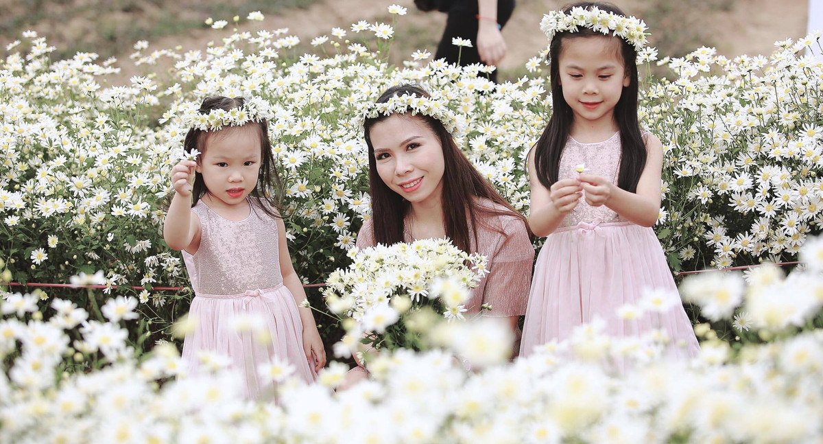 Chị Giang chia sẻ:" Mặc dù diện đồ đồng điệu với mẹ nhưng mình vẫn chọn cho hai bé những phong cách phù hợp không bị già quá so với tuổi của mình".