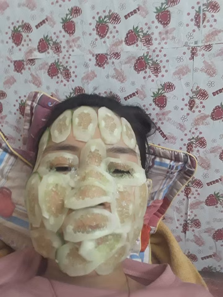 Còn nickname Tuấn Nguyễn thì chia sẻ rằng: "Tôi cũng từng rơi vào hoàn cảnh này rồi. Đi làm về phòng tắt điện tối om thấy nằm trên giường mình một "sinh vật" kì lại mặt toàn trái cây, tôi hoảng hồn quá hét loạn cả nhà lên. Bố mẹ dưới nhà chạy lên xem sao thì hóa ra "sư tử" nhà tôi đang làm đẹp".