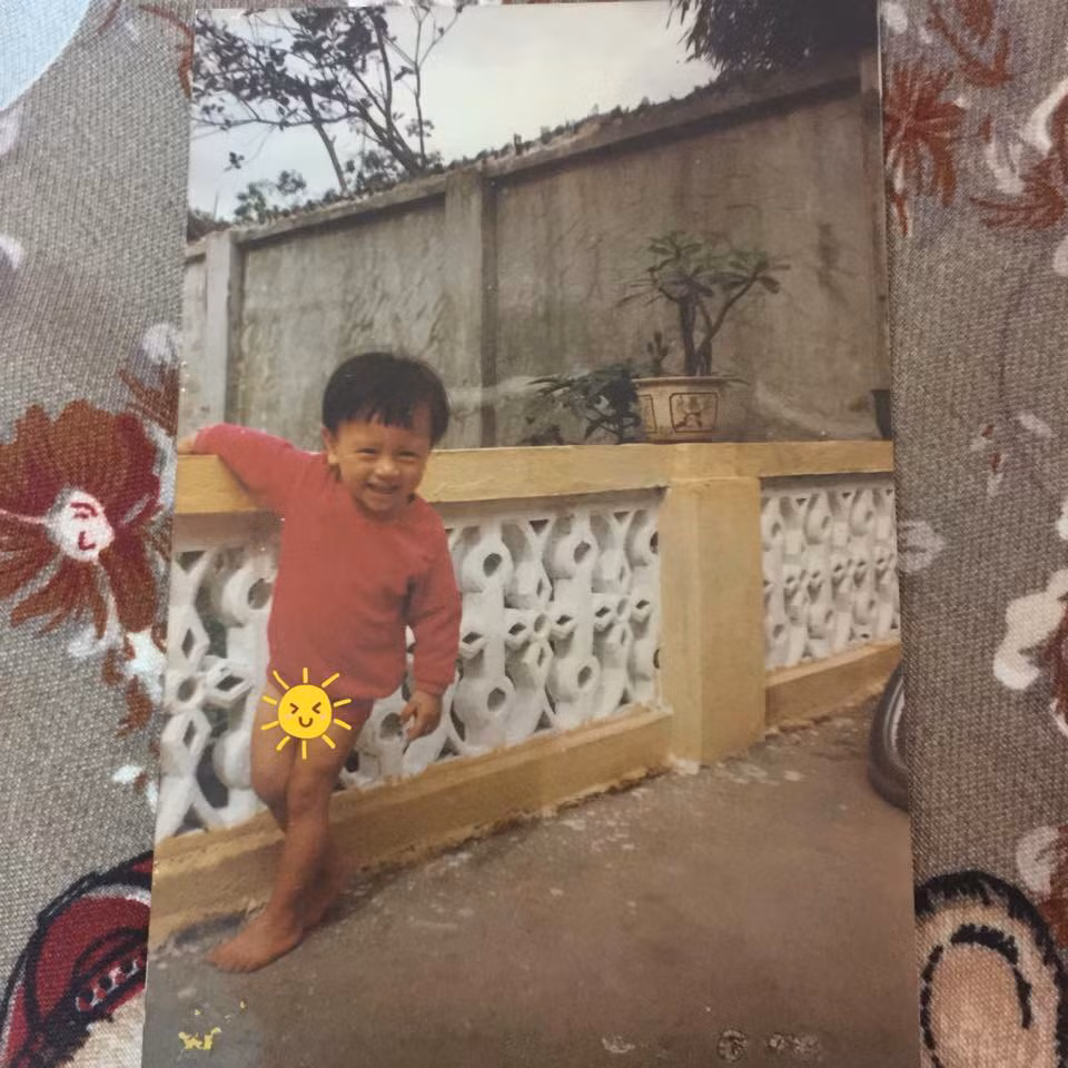 Khi còn bé, Kiên Hoàng đã rất có nét. Nụ cười hiền lành chính là điểm khiến cậu bé Kiên ngày nào được lòng rất nhiều bạn bè và chẳng bao giờ bị "hít le" trong các cuộc chơi nhóm.