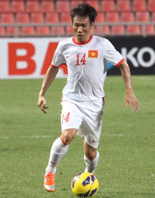 Lê Tấn Tài là một chú lùn của bóng đá Việt, cao 1m67, nhưng bù lại anh là một cầu thủ có sức bền và thường chiến thắng trong những pha tranh chấp tay đôi.