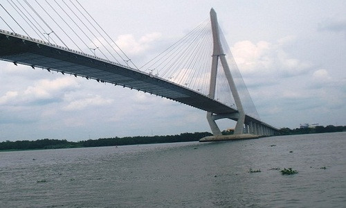 Từ khi khánh thành cầu Cần Thơ đến nay đã có 44 người lên đây tự tử vì buồn chuyện gia đình, giận người yêu... Nhưng chỉ có 8 người được cứu sống. Ảnh Minh Anh.