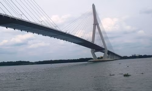 Từ khi khánh thành cầu Cần Thơ đến nay đã có 44 người lên đây tự tử vì buồn chuyện gia đình, giận người yêu... Nhưng chỉ có 8 người được cứu sống. Ảnh Minh Anh.