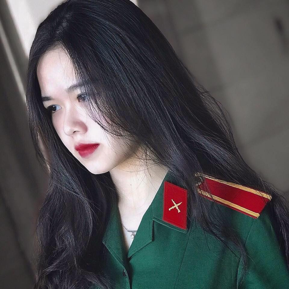 "Hồi đó ra Hà Nội học em chỉ nhớ nhà thôi vì còn bé quá. So với nhiều bạn bè cùng trang lứa vẫn được bố mẹ bao bọc thì em có chút thiệt thòi hơn nên đôi khi cũng chạnh lòng. Tuy nhiên tầm vài tháng sau em quen hơn với chuyện đó", Thùy Linh chia sẻ.