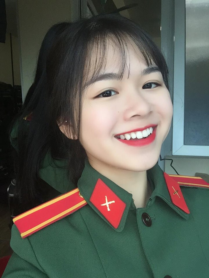 Tấm ảnh quân phục ngồi dưới sân trường của Thùy Linh được nhiều người chú ý nhờ nhan sắc tươi tắn, sắc sảo của cô nàng này.