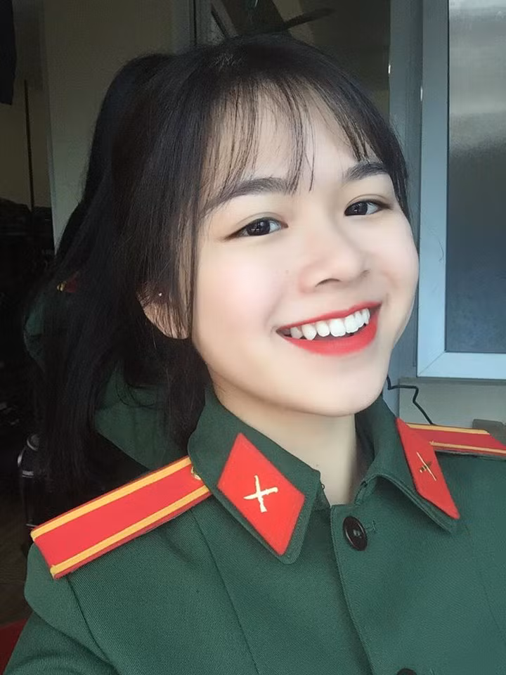 Tấm ảnh quân phục ngồi dưới sân trường của Thùy Linh được nhiều người chú ý nhờ nhan sắc tươi tắn, sắc sảo của cô nàng này.