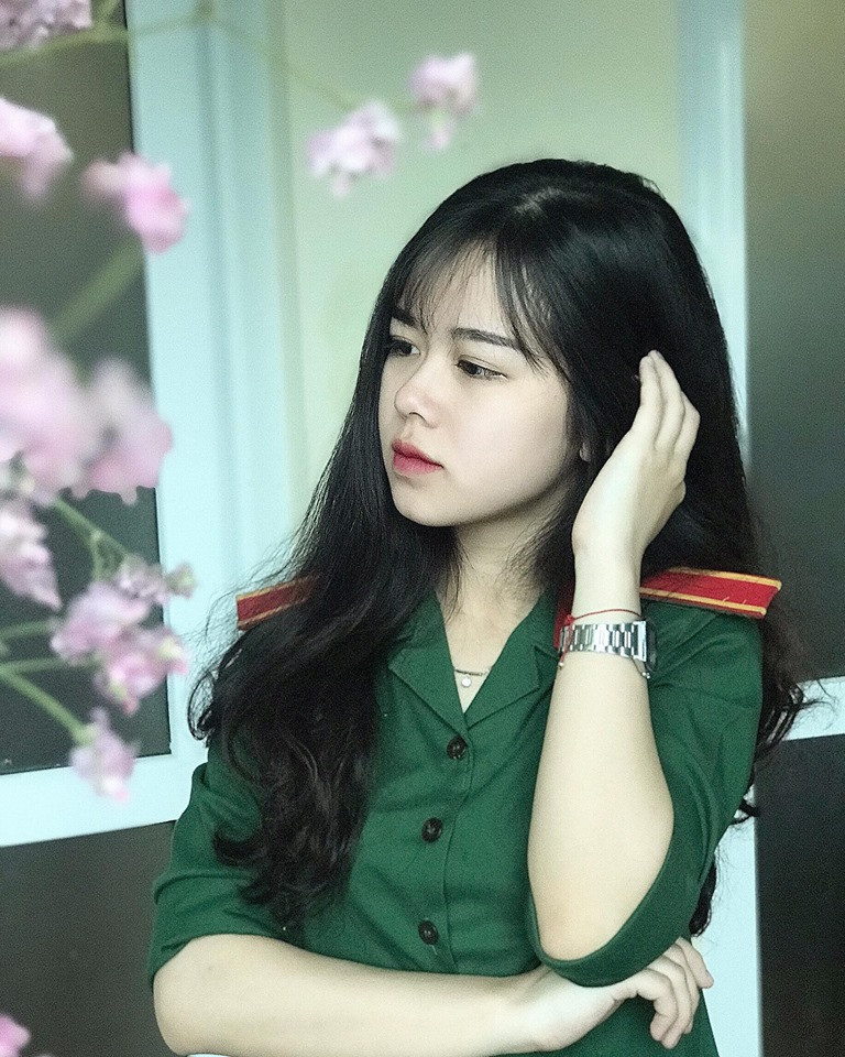 Được biết, Thùy Linh năm nay 19 tuổi và là sinh viên khoa Piano của Trung cấp quân sự ở Trường Đại học Văn hóa Nghệ thuật Quân đội.