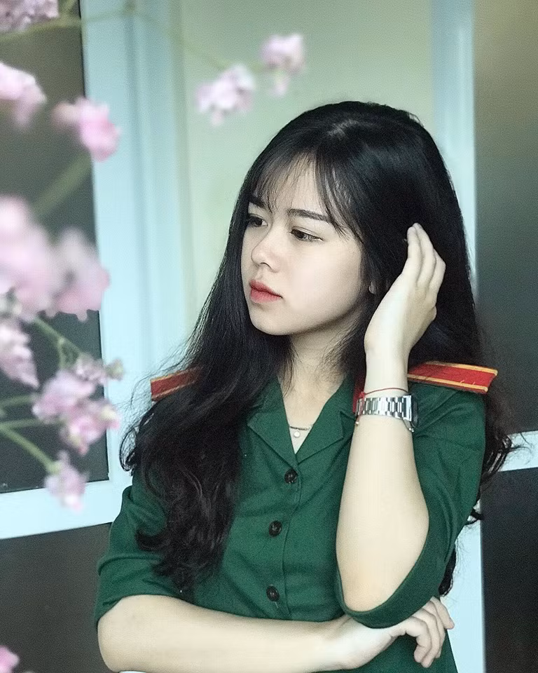 Được biết, Thùy Linh năm nay 19 tuổi và là sinh viên khoa Piano của Trung cấp quân sự ở Trường Đại học Văn hóa Nghệ thuật Quân đội.