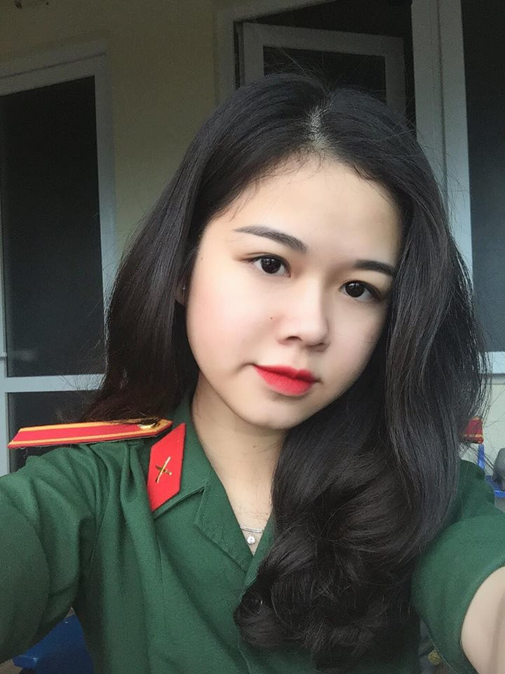 Cùng ngắm nhìn cô gái mặc quân phục gây sốt mạng nhờ gương mặt nhìn là mê