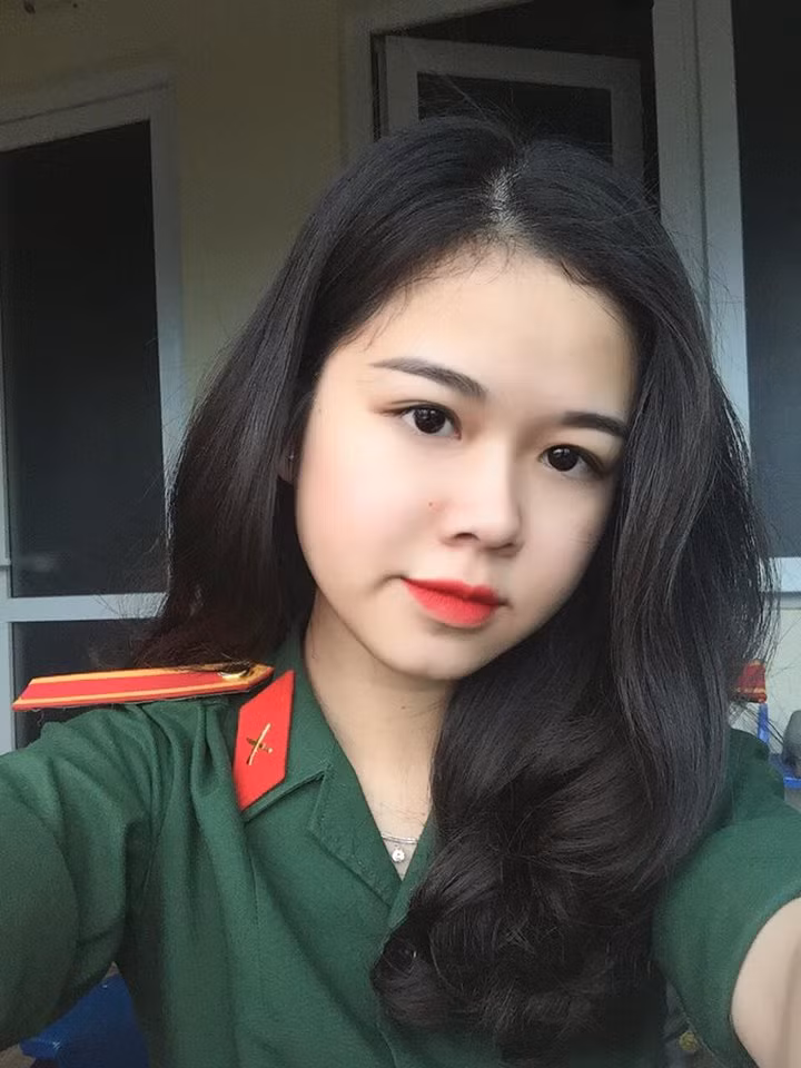 Cùng ngắm nhìn cô gái mặc quân phục gây sốt mạng nhờ gương mặt nhìn là mê