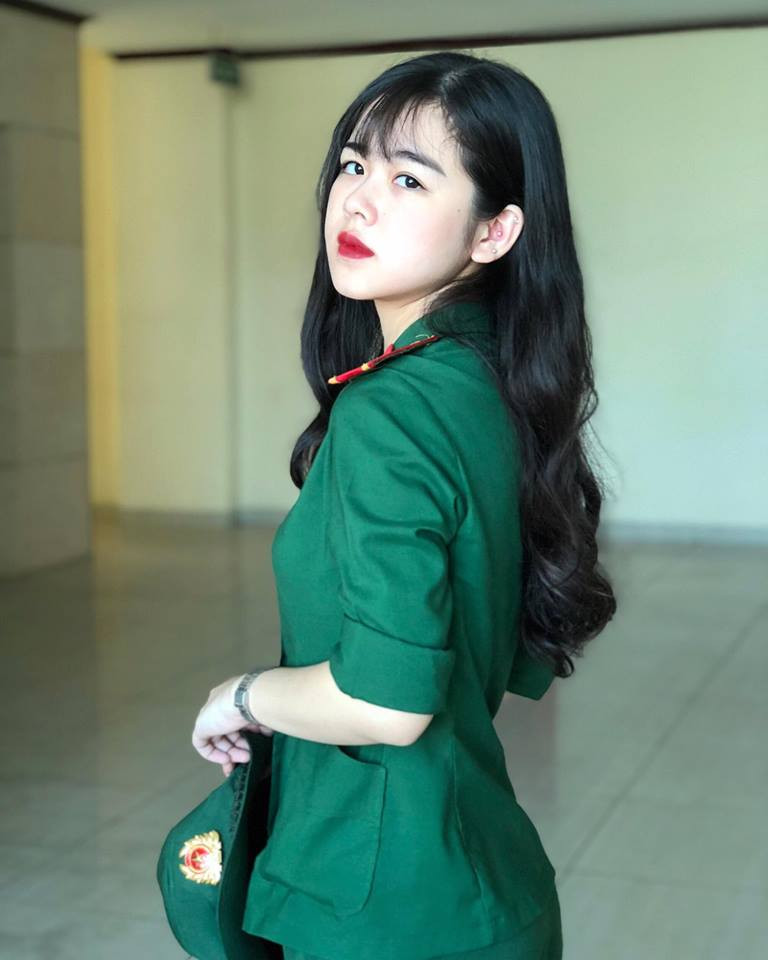 Chia sẻ về bức ảnh của mình, nữ sinh mặc quân phục này cho biết: "Tấm ảnh đó em chỉ đăng chơi thôi và không ngờ lại được nhận về nhiều sự chú ý như thế. Đó là ảnh hôm khai giảng trường vừa rồi. Ảnh này được một người thợ ảnh em quen chụp cho. Bức đó là lúc em đang xem tiết mục hát chào mừng khai giảng và được chụp lại hoàn toàn vô tình thôi. Nếu em tạo dáng chụp ảnh thì xấu lắm luôn".