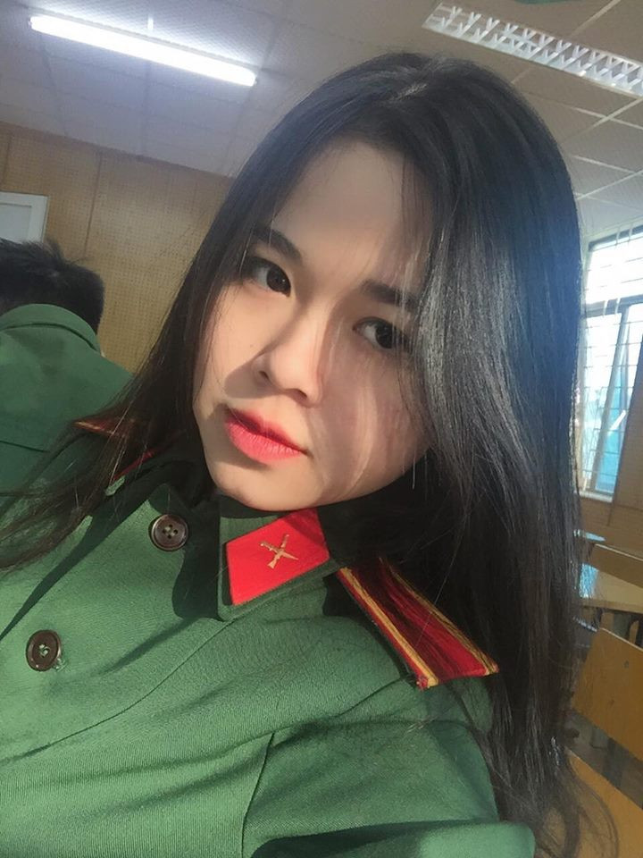 Thùy Linh là con thứ ba trong gia đình. Cô bạn này dù là ít nhưng lại thiệt thòi khi phải sống xa nhà ngay từ bé.