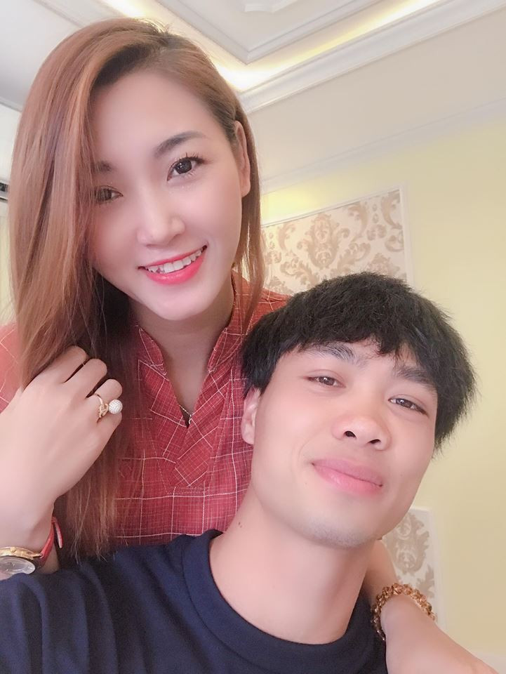 Theo chia sẻ của Hà Anh, sau khi bức ảnh được đăng tải trên MXH, có rất nhiều người nhắn tin, hỏi han cô rất lịch sự. Tuy nhiên, rất nhiều bình luận trên các page khiến cô thực sự bức xúc vì quá khiếm nhã.