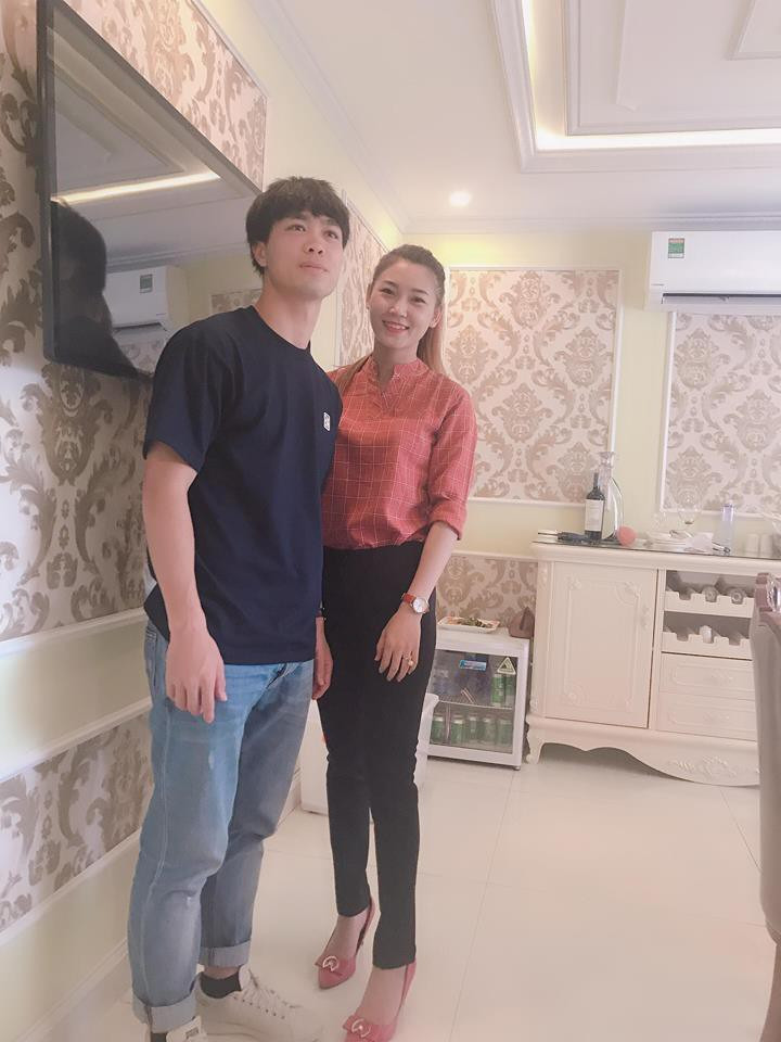 Tuy nhiên, mọi chuyện không giống như dân mạng đồn đoán của nhiều người. Cô gái trẻ này cũng chỉ là một fan của Công Phượng thôi. Cô tên là Hà Anh, quê ở Yên Thành, Nghệ An. Hiện cô sinh sống và làm việc tại TP Hồ Chí Minh.