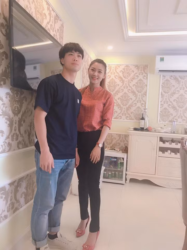 Tuy nhiên, mọi chuyện không giống như dân mạng đồn đoán của nhiều người. Cô gái trẻ này cũng chỉ là một fan của Công Phượng thôi. Cô tên là Hà Anh, quê ở Yên Thành, Nghệ An. Hiện cô sinh sống và làm việc tại TP Hồ Chí Minh.