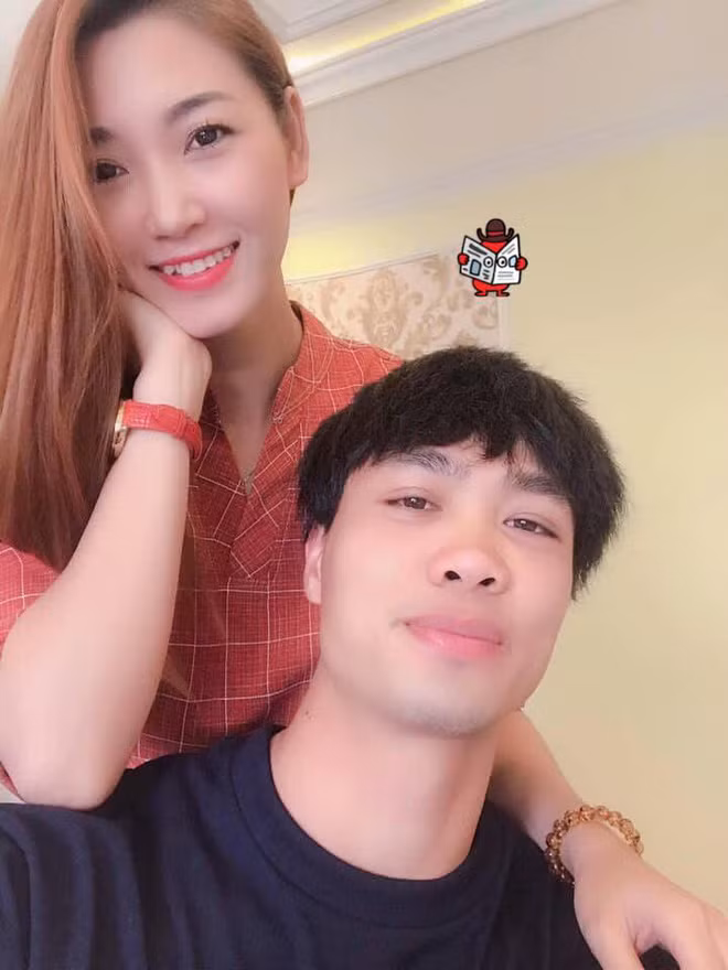 Sau khi được xả trại, Công Phượng đã vào Sài Gòn để gặp gỡ và thăm hỏi người thân, bạn bè. Cũng chính từ đó, những tấm ảnh chụp chàng cầu thủ này và một cô gái trẻ khá xinh đẹp gây chú ý trên MXH.