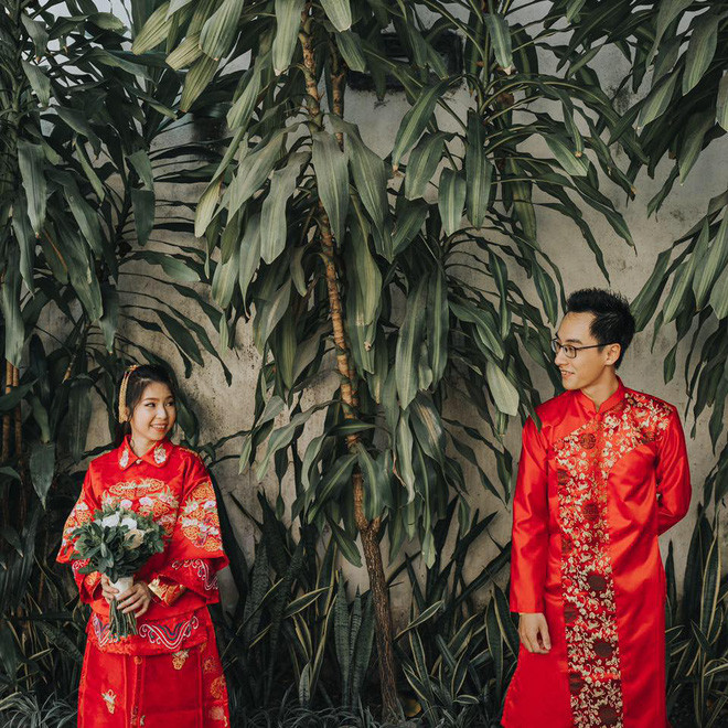 Thấy vợ chồng Dũng - Thanh đáng yêu và trẻ trung như vậy, ít ai biết nền tảng hôn nhân của họ là một mối tình bền vững khởi đầu từ những năm tháng thanh xuân. Cặp đôi quen biết và thương mến nhau từ những năm cấp 3 trong trẻo, còn yêu xa một thời gian dài vì Dũng ra nước ngoài học.