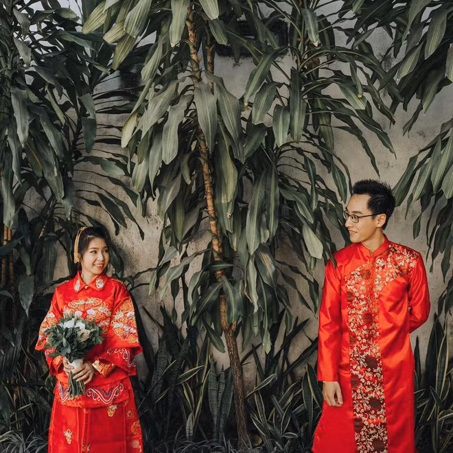 Thấy vợ chồng Dũng - Thanh đáng yêu và trẻ trung như vậy, ít ai biết nền tảng hôn nhân của họ là một mối tình bền vững khởi đầu từ những năm tháng thanh xuân. Cặp đôi quen biết và thương mến nhau từ những năm cấp 3 trong trẻo, còn yêu xa một thời gian dài vì Dũng ra nước ngoài học.