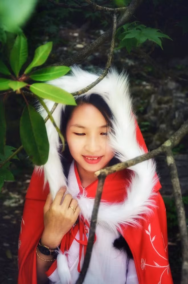 Trong khi đó, anh Dũng tự nhận mình rằng là người kiên nhẫn với sở thích của vợ khi: "tay trái cầm máy ảnh 4-5kg, tay phải cầm ô hay túi xách cho vợ, vai đeo ba lô gồm nước uống và vài bộ đồ cổ trang từ 8h sáng đến 8h tối".